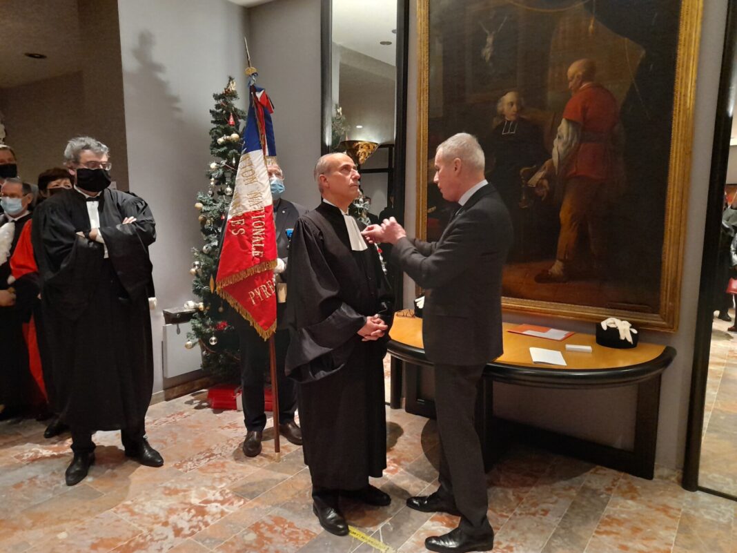 Monsieur François-Gérard Molins remet l'insigne d'Officier de l'ONM à M. Jean Villacèque.