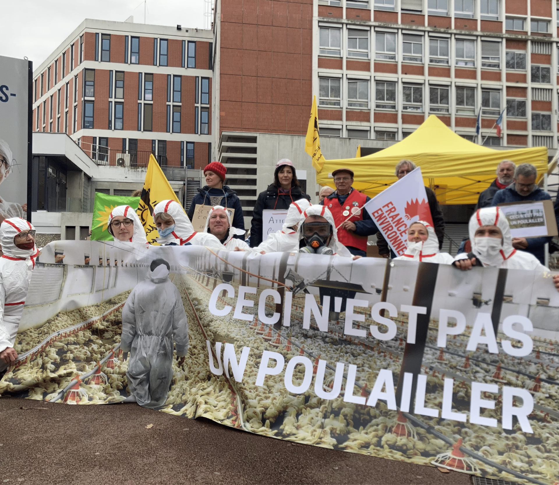 « Non à l’enfermement des volailles, oui à l’agriculture paysanne et de qualité ! »