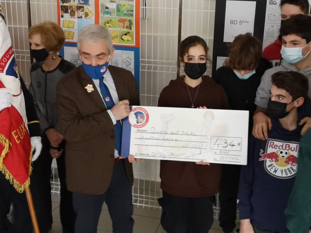 remise d'un chèque de subvention par le Souvenir Français au collège Calvet de Saint Paul de Fenouillet