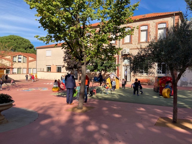 cour école maternelle enfants