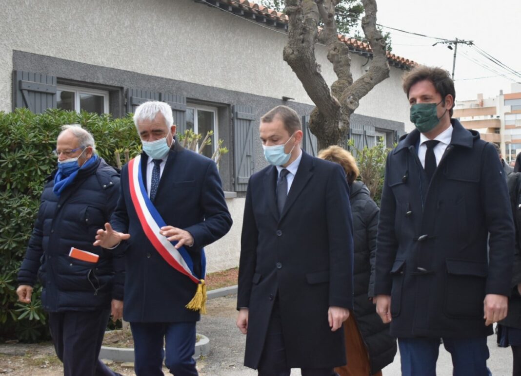 A Paris Mardi 8 février 2022 après-midi, les députés ont adopté, sur le rapport de la commission mixte paritaire, le projet de loi en faveur de l'activité professionnelle des indépendants pour simplifier et mieux protéger le cadre juridique de leur exercice. Parmi les principales mesures figurent la création d’un statut unique pour les entrepreneurs individuels afin de protéger leur patrimoine personnel, leur éligibilité à l’allocation des travailleurs indépendants lorsqu'ils arrêtent leur activité devenue non viable et un meilleur accès à la formation. En suivant, les députés ont adopté définitivement le projet de loi relatif à la différenciation, la décentralisation, la déconcentration et portant diverses mesures de simplification de l’action publique locale dit « 3Ds ». Ce texte vise notamment à donner aux collectivités la souplesse nécessaire pour adapter leur action aux particularités de leur territoire, à pérenniser la loi solidarité de renouvellement urbain (SRU), au-delà de 2025, imposant à certaines communes de disposer d’un nombre minimum de logements sociaux. Ce texte permet, par ailleurs, aux collectivités de récupérer plus rapidement les biens sans maître et abandonnés et de simplifier les démarches du citoyen dans la logique « dites-le nous une fois », avec un partage des informations entre administrations en cas de demande ou de déclaration de l’usager. Mercredi 9 février, la commission des affaires économiques a auditionné Agnès PANNIER-RUNACHER, Ministre déléguée chargée de l’Industrie, sur le bilan de son action au Gouvernement. Les échanges ont porté sur le bilan des mesures phare des lois : dite PACTE relative à la croissance et transformation des entreprises (mise en place d’un guichet unique numérique, généralisation des procédures simplifiée de liquidation judiciaire, protection des conjoints collaborateur), dite Asap relative à l’accélération et simplification de l’action publique (accélération des implantations et extensions industrielles, simplification de l’accès aux marchés publics pour les Pme) et au travers des lois de finances et de financement de la sécurité sociale (exonération des cotisations sociales sur la 1ère année d’exercice pour les créateurs et repreneurs d’entreprises, baisse des cotisations sociales sur les revenus du travail soit + 266€ brut/an pour un travailleur au SMIC, diminution de l’impôt sur les sociétés de 33,33% à 25%). L’après-midi, les députés ont examiné et adopté le projet de loi portant reconnaissance de la Nation envers les harkis et les autres personnes rapatriées d'Algérie anciennement de statut civil de droit local et réparation des préjudices subis par ceux-ci et leurs familles du fait de leurs conditions d'accueil sur le territoire français. Mardi 15 février après-midi, la commission des affaires économiques a auditionné Emmanuelle WARGON, ministre déléguée chargée du logement, sur le bilan de son action ministérielle. Ce fut l’occasion de revenir sur les résultats du Plan Logement avec la diminution du nombre de personnes à la rue, ce dispositif ayant bénéficié, en 2020, à 48000 personnes (+15% vs. 2017) ; sur les investissements dans de nouveaux logements sociaux (250 000 nouveaux logements construits en 2021 et 2022) ; et sur la transformation du crédit d’impôt à la transition écologique (Cite) en MaPrimeRenov’ pour la réalisation de travaux performants de rénovation énergétique des logements (plus de 380 000 dossiers déposés en 2021). Mercredi 16 février, Sébastien CAZENOVE et ses homologues aux affaires économiques ont examiné les rapports de la mission d’information (MI) sur le secteur coopératif dans le domaine agricole dont les co-rapoorteurs sont Stéphane TRAVERT et Fabien DI FILIPPO et de la MI sur l’impact de la crise de la covid-19 et les nouvelles mutations du secteur des métiers d’excellence et métiers d’art, présenté par les députés Barbara BESSOT-BALLOT et Philippe HUPPE. En circonscription Lundi 7 février, le député a reçu des citoyens venus échanger sur différents sujets. Faisant suite à la sollicitation d’une assistante d’éducation travaillant au Lycée Alfred Sauvy de Villelongue dels Monts, Sébastien CAZENOVE a rencontré jeudi 10 février une délégation d’assistants d’éducation (Aed) et d’accompagnant d’élèves en situation de Handicap (AESH). La discussion a porté sur l’évolution de ces métiers et la nécessaire transformation des contrats de travail, dans le cadre d’une loi visant à lutter contre la précarité des AED et AESH, qui vient d’être adoptée à l’Assemblée Nationale et qui est à présent à l’étude au Sénat. Lundi 14 février, le député a accueilli Olivier DUSSOPT, ministre délégué chargé des Comptes publics lors de son déplacement dans notre département. Le ministre s’est rendu dans un premier temps à Saint Laurent de la Salanque afin d’apporter son soutien, suite au tragique incendie qui a eu lieu dans la nuit de dimanche à lundi. Il a ensuite rejoint Argelès-sur-Mer, en présence de nombreux maires et adjoints de la communauté de communes Albères Côte Vermeille Illibéris, il a présenté le soutien de l’État aux équipements locaux, afin de compenser les pertes de recettes subies lors de la crise sanitaire. La délégation s’est ensuite rendue sur la plateforme douanière du Perthus où le ministre a présenté le bilan national 2021 de la douane dont les chiffres sont éloquents : 115,4 tonnes de stupéfiants saisies (soit +30,1%), 9,1 millions d’articles contrefaits saisis (soit +62,5%), 402 tonnes de tabac de contrebande (soit +41,3%). Mercredi 16 février, Laurence MUGUET, suppléante du député retenu à Paris, l’a représenté lors de la cérémonie d’hommage aux héros de la gendarmerie disparus en 2021 et début 2022, en présence de monsieur le Préfet STOSKOPF, et commandée par le Colonel GOUDARD, commandant le groupement des Pyrénées-Orientales. Une pensée et un hommage a été rendu au Maréchal des Logis Chef Jennifer BENET, décédée le 28 septembre 2021 à l’âge de 36 ans, au Gendarme Gaëtan BINET, décédé le 7 octobre 2021 à l’âge de 27 ans et au Maréchal des Logis Chef Claude RUOCCO, décédé le 15 janvier 2022 à l’âge de 53 ans. Cette cérémonie se déroule tous les ans le 16 février en référence au 16 février 1791 date à laquelle la Maréchaussée est devenue la Gendarmerie Nationale. Vendredi 18 février, le Sébastien CAZENOVE a rencontré le sous-préfet Jean-Marc BASSAGET afin de faire le suivi des dossiers de demande de subventions des communes et associations de la circonscription. Le député a ensuite échangé avec Stéphane VISSEQ, délégué territorial du Groupe La Poste, venu partager avec lui les activités de La Poste Groupe sur l’année 2021 et sur les perspectives 2022.