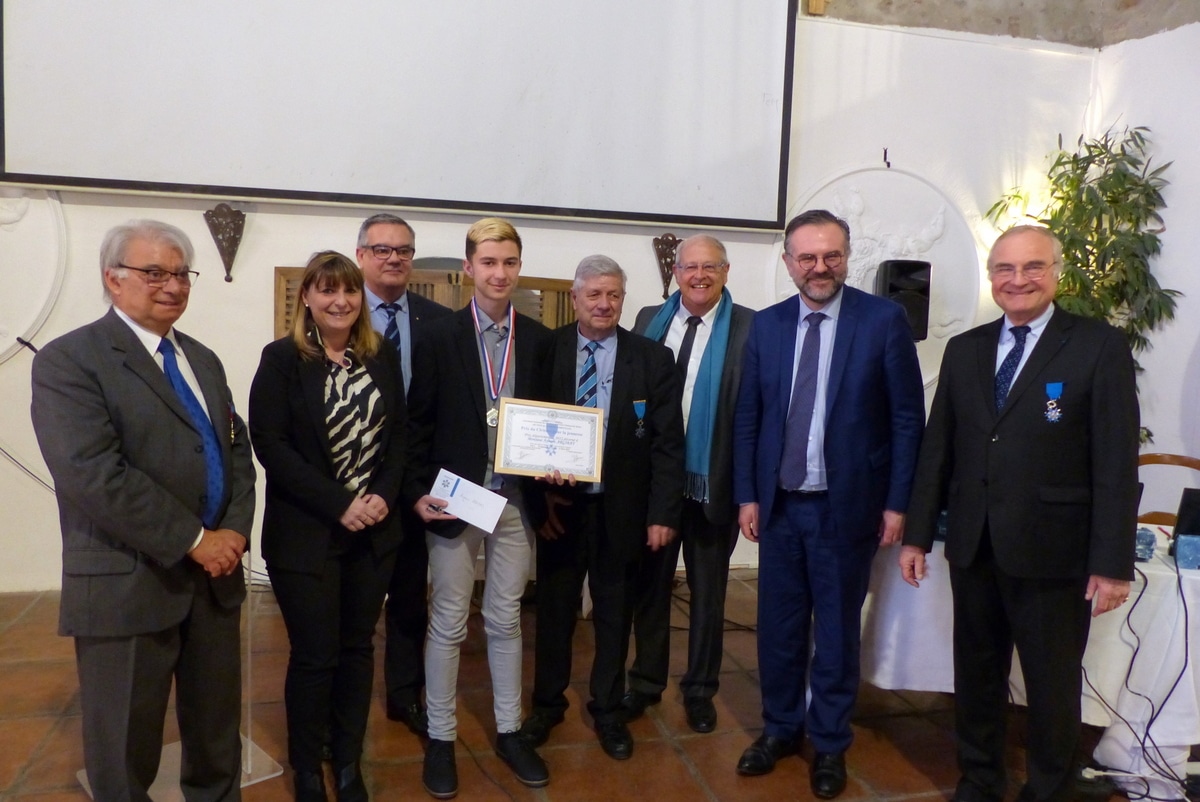 Un jeune de Palau del Vidre reçoit le prix du civisme pour la jeunesse par l’Association Nationale des Membres de l’Ordre National du Mérite.
