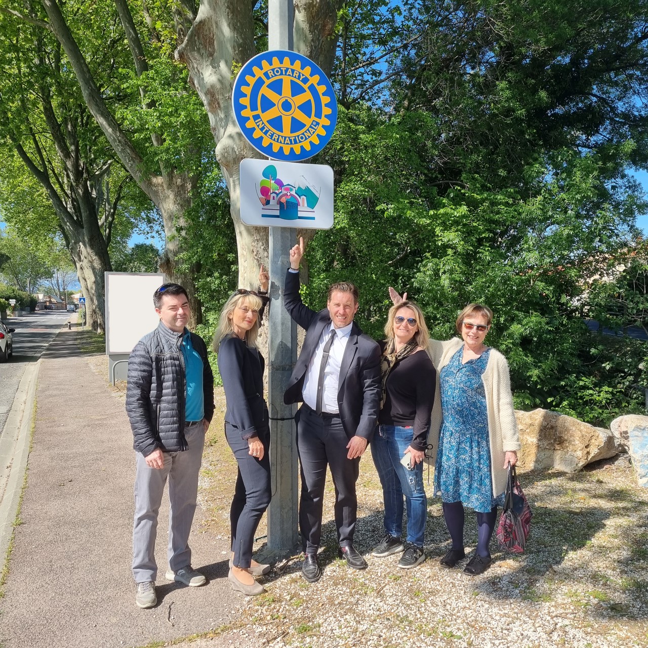 Toulouges/ Installation des panneaux du Rotary Club