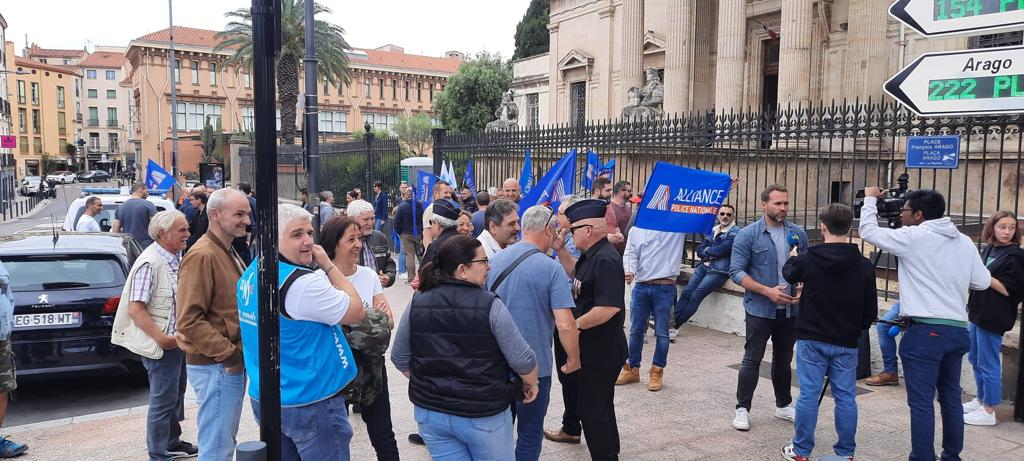 Une bonne cinquantaine de policiers manifestent en soutien d’un collègue mis en examen pour homicide à Paris