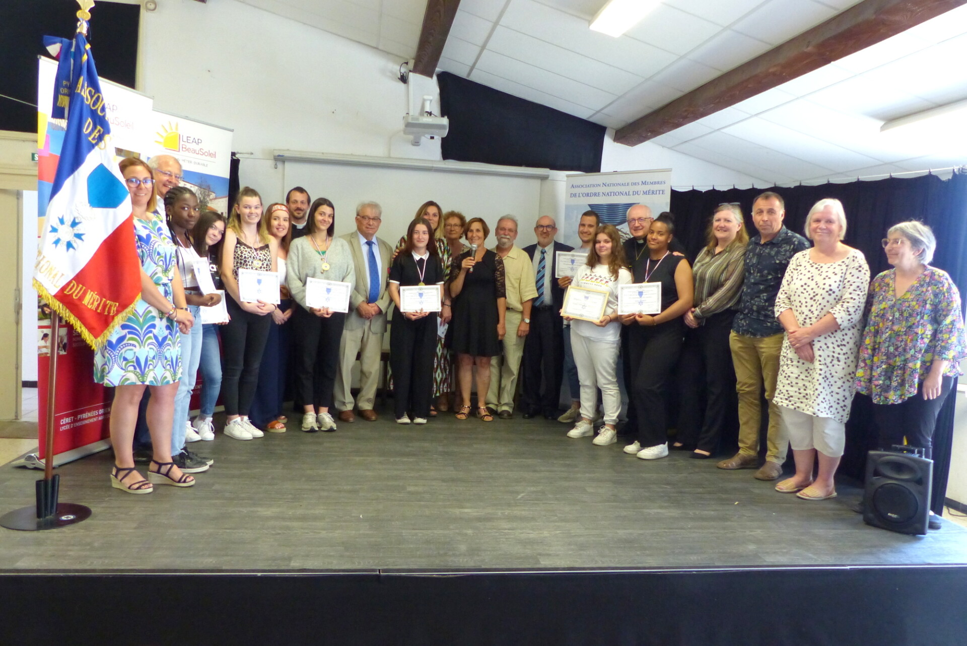 L’ANMONM66 remet le prix collectif du civisme à 7 lycéens du lycée Beausoleil à Céret.