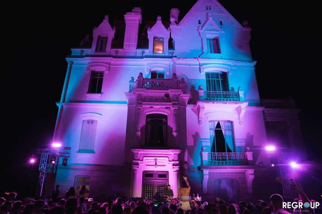 De retour dans sa terre natale, REGROUP met de nouveau à l’honneur la Catalogne du nord et son patrimoine. Un événement aux pieds du joyau d’art nouveau, le château de Valmy.