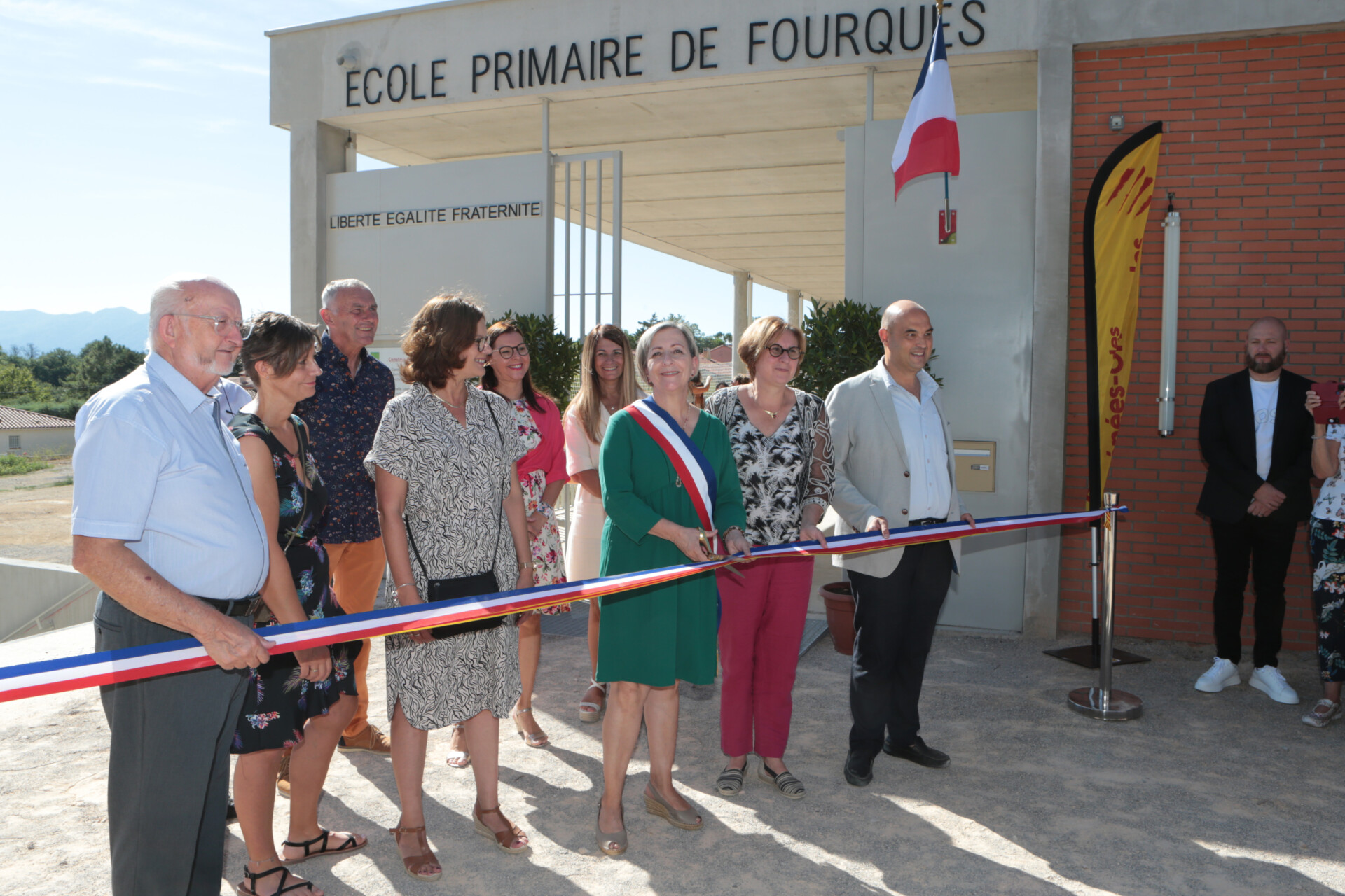 La Présidente du Département Hermeline MALHERBE a inauguré ce samedi 10 septembre l’école maternelle à Fourques, aux côtés de Fabienne SEVILLA, Maire de la commune, de Samuel MOLI, Conseiller Régional, et de nombreux maires de la Communauté de Communes des Aspres. Crédit photo Michel JAUZAC / CD 66