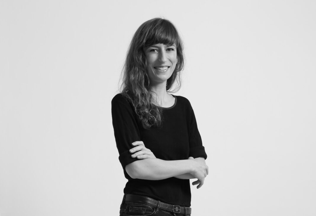 Jeanne Riot Portrait en pieds Jeanne Riot, une designeuse de Perpignan, exposée à Toulouse du 7 au 28 septembre dans le cadre de la « France Design Week », évènement national annuel réunissant les acteurs du design partout en France
