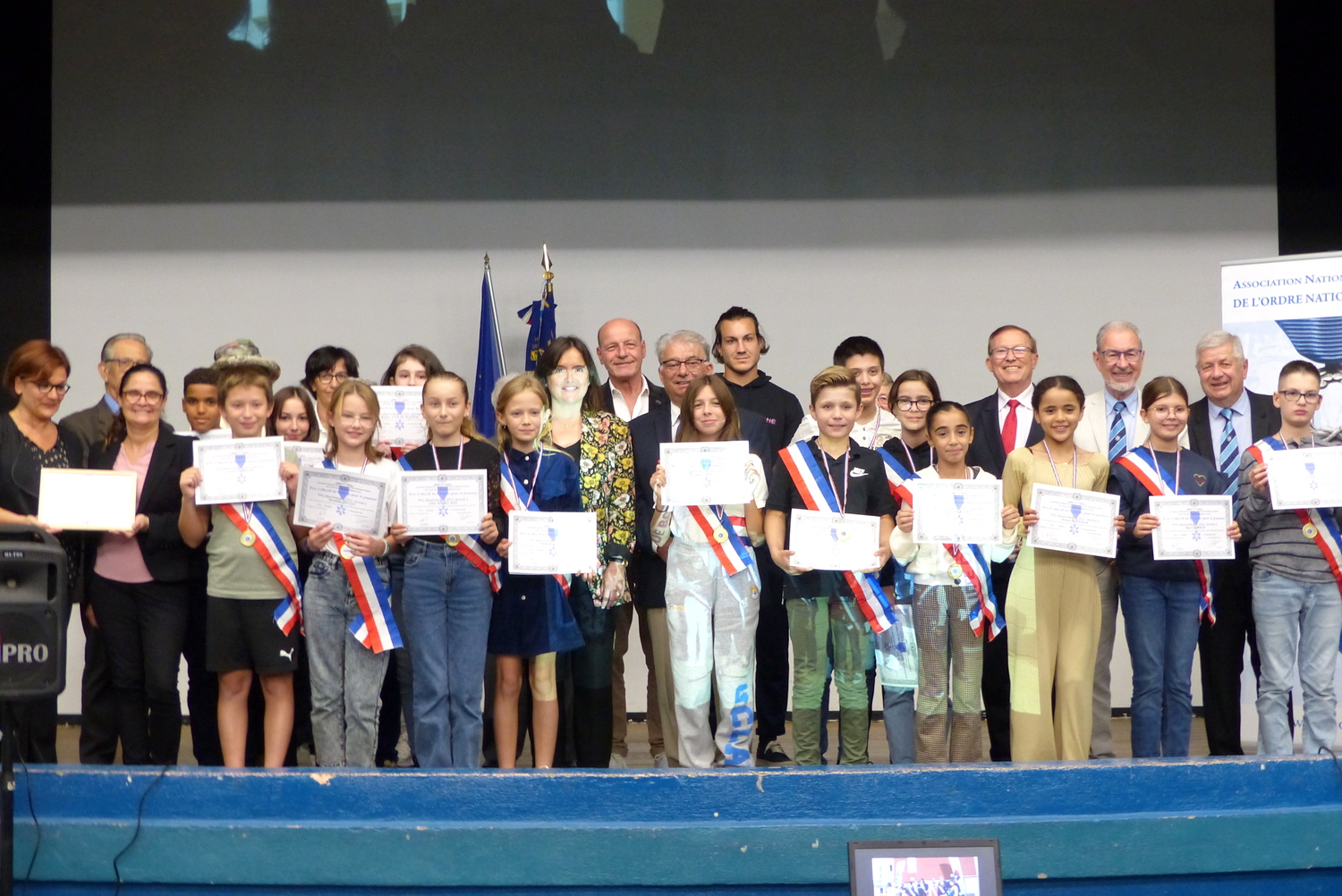 Remise du prix du civisme au conseil municipal des jeunes de Bompas.