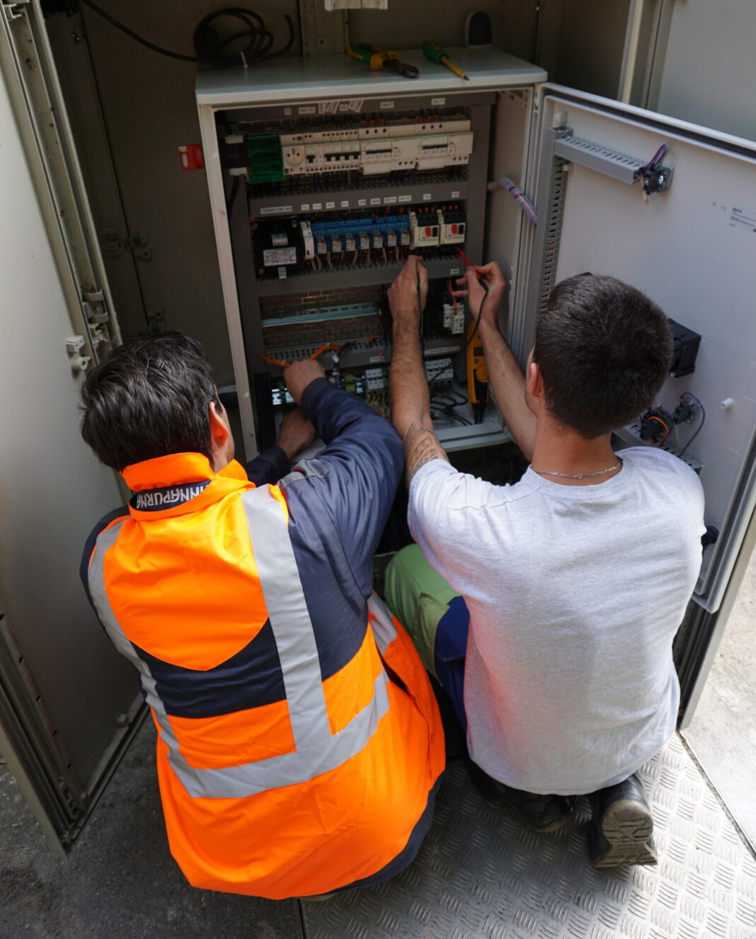 Travail sur une armoire électrique Eclairage public : extinction partielle sur le territoire Sud Roussillon dès le 17 octobre