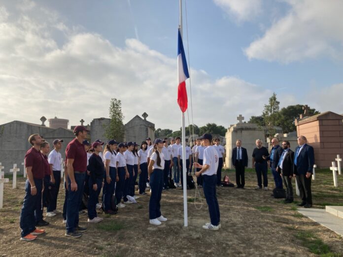 jeunes volontaires du Service National Universel sont venus prêter main-forte au Souvenir Français pour l’entretien des tombes des morts pour la France