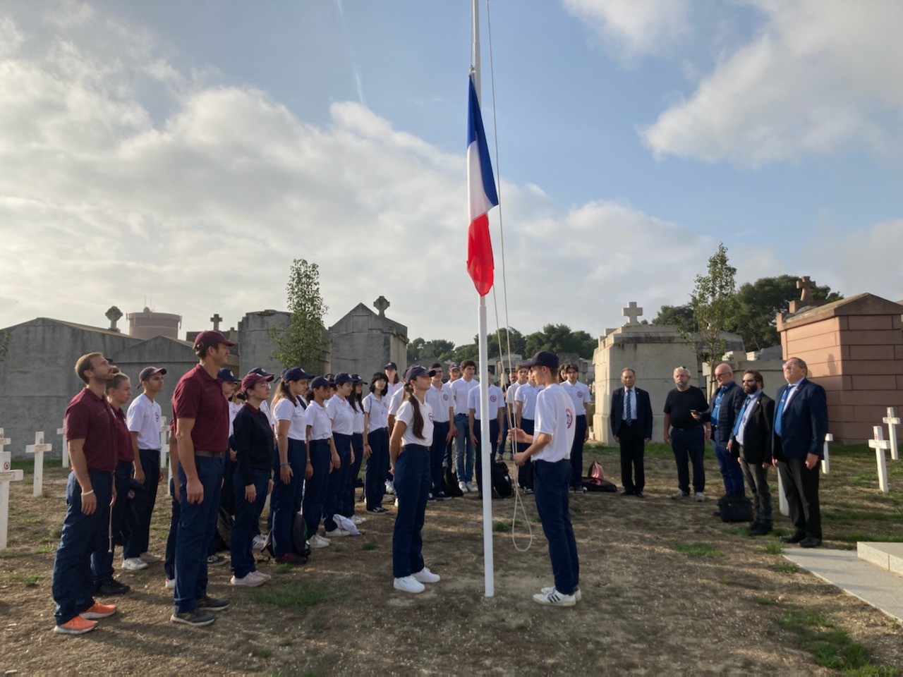 jeunes volontaires du Service National Universel sont venus prêter main-forte au Souvenir Français pour l’entretien des tombes des morts pour la France