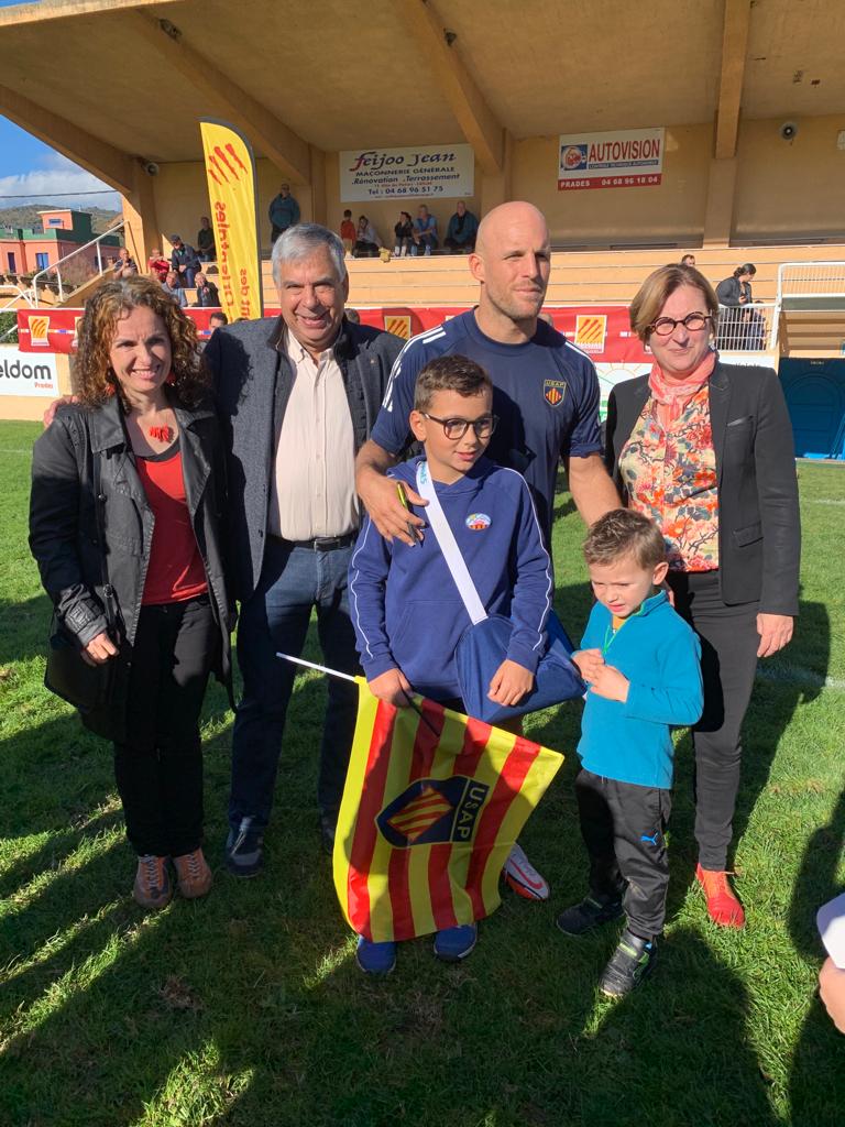 Aude VIVES et Michel GARCIA, Conseillers départementaux du canton accompagnaient Hermeline MALHERBE, la Présidente du Département, pour saluer les jeunes et les joueurs de l'USAP représentée ici par le capitaine Mathieu ACEBES.