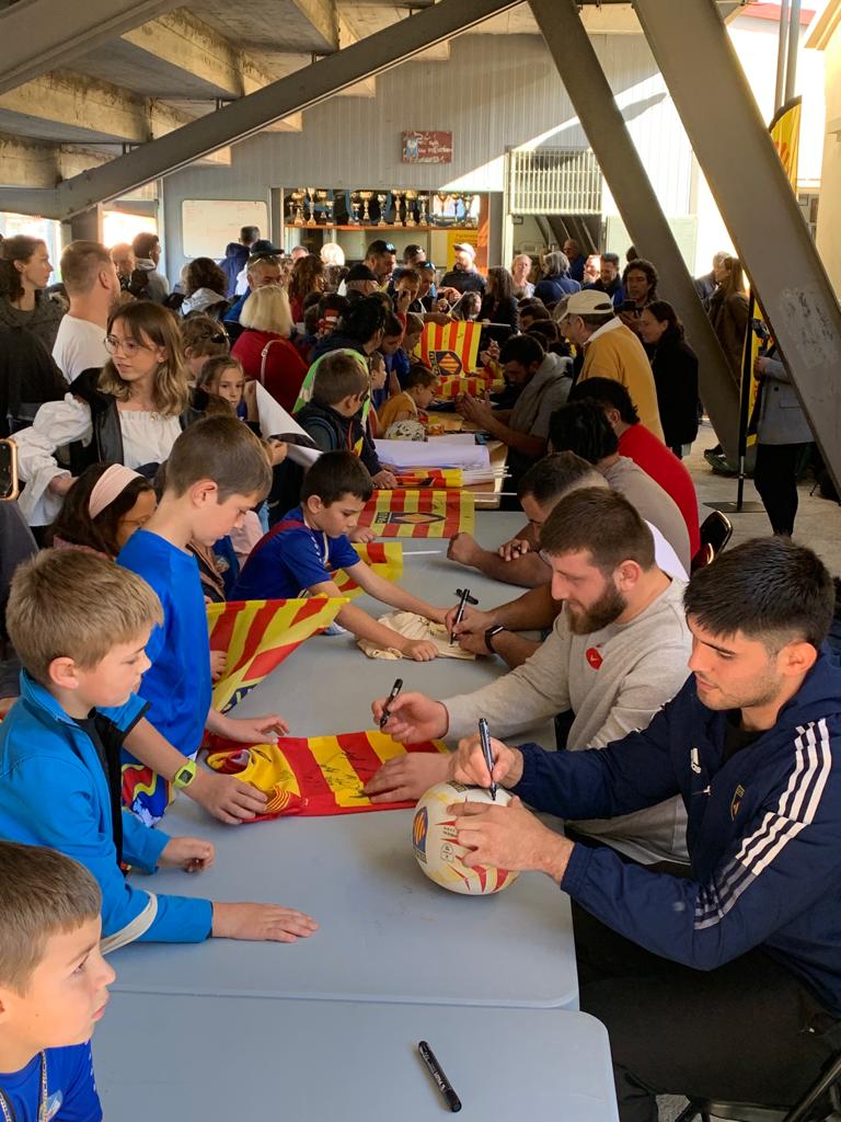 Des joueurs en pleine séance de dédicaces pour la plus grande joie des fans de rugby sang et or.