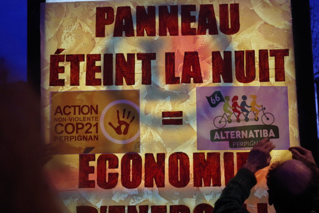 Éteint le panneau la nuit La Pub néglige la sobriété
