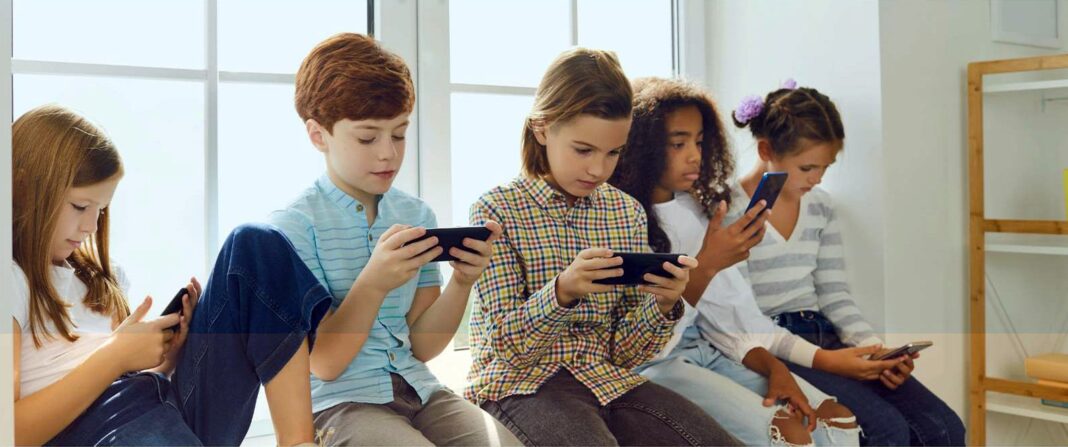 Cartell xerrada xarxes socials - 1 Conférence sur l'impact de l'utilisation des téléphones portables et des réseaux sociaux chez les enfants et les adolescents
