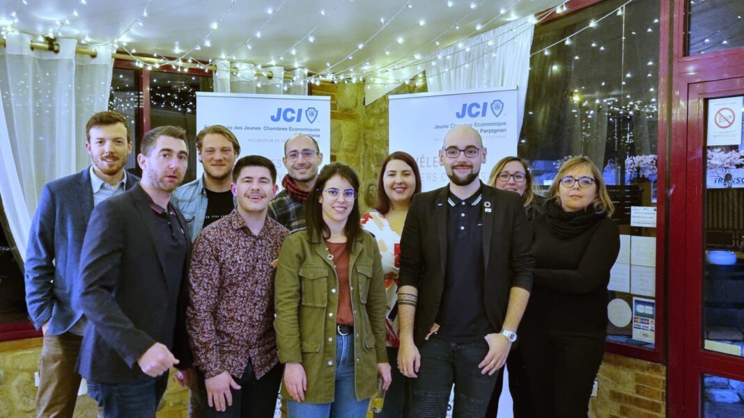 01 Les Présidents locaux et l’équipe du Bureau Fédéral 2023 des 11 Jeunes Chambres Economiques locales d’Occitanie réunis en Comité Directeur Régional : Bagnols-sur-Cèze et Gard Rhodanien, Béziers-Piémonts-Littoral, Carcassonne, Millau, Montpellier, Pays Narbonnais, Perpignan Pays Catalan, Rodez, Sète et Bassin de Thau, Tarn et Garonne, Toulouse. Crédits photo : Agence D2 Prod.