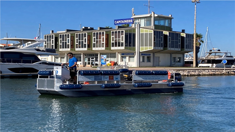 Une barge Ecotank environnementale multiservices, mise en place au service de tous les plaisanciers ayant un poste à flot sur le port