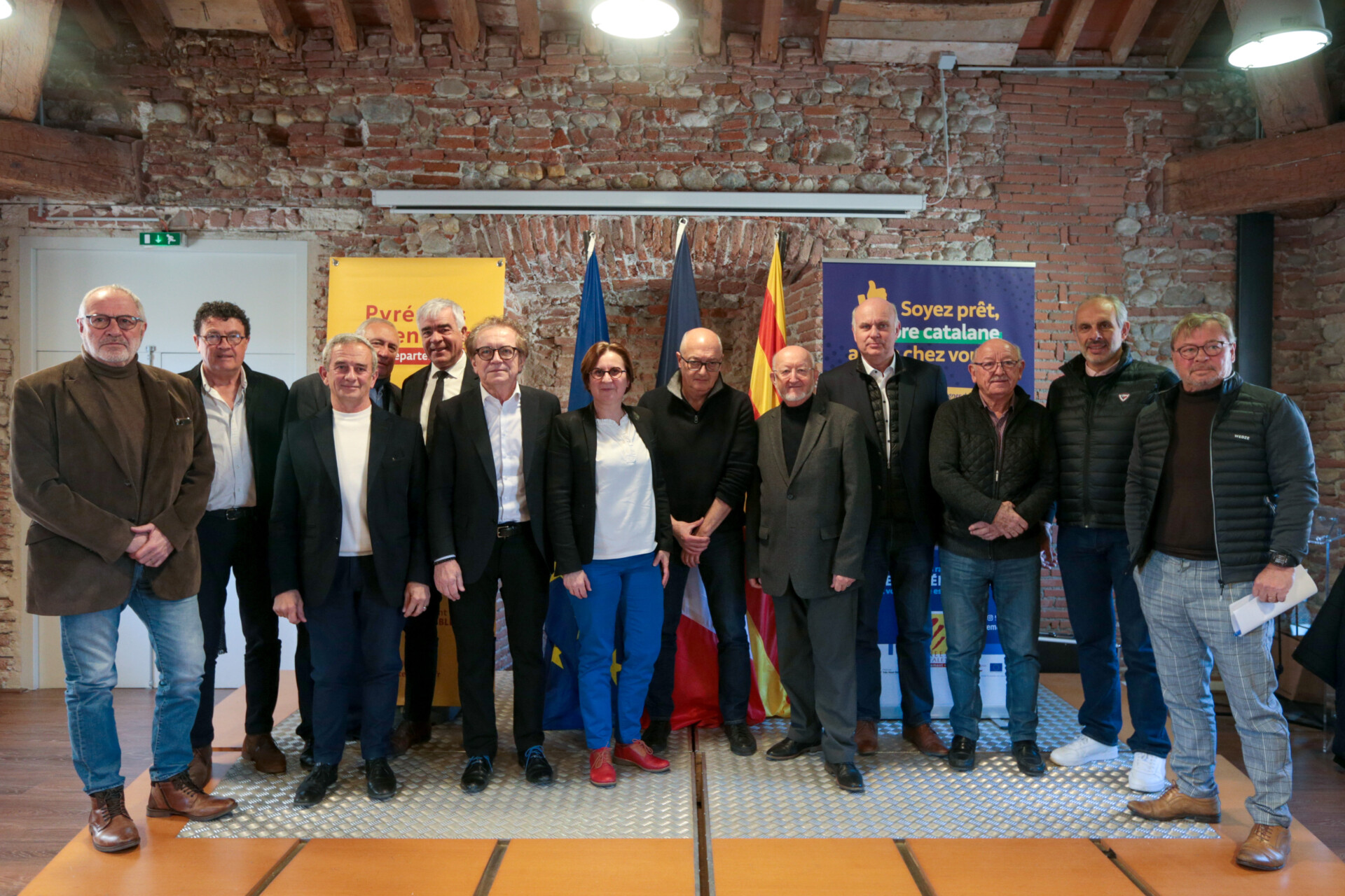 Signature de la convention entre le Département et les 11 communautés de communes représentées à la Maison de la Catalanité, à Perpignan.
