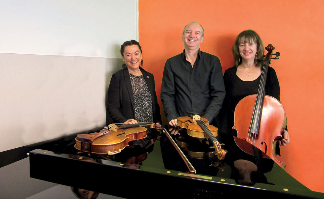illustration-trio classique romantique Musique classique et romantique au Conservatoire le trio Crescendo, qui réunit Marie-Christine Guichot au piano, Martin Brunschwig au violon et Christine Mourlevat- Brunschwig au violoncelle,