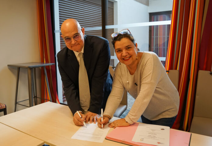 signature de la convention de partenariat entre la mairie et le collège dans le cadre du projet pédagogique MAHTAS