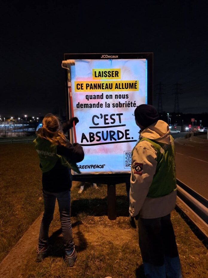 Sobriété : Des activistes de toute la France éteignent des publicités lumineuses