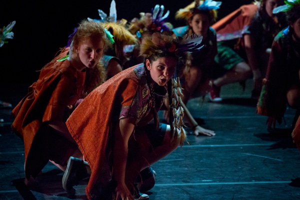Samedi 10 juin à 19 h, au théâtre municipal Jordí Pere Cerdà de Perpignan, le choeur junior et les Classes à Horaires Aménagés Voix (CHAV) du Conservatoire, dirigés par Aline RICO et accompagnés par Dominique Penniello au piano, vous proposent une adaptation de la comédie musicale « Les indiens sont à l’Ouest » créée par la célèbre chanteuse Juliette, sur un livret de Christian Eymery, pour le centre d’éveil artistique (Créa) d’Aulnay-sous-Bois en 2014. Ce spectacle évoque la colonisation en Amérique, un sujet très sérieux mais abordé sur un registre des plus légers, en mêlant émotion et dérision.