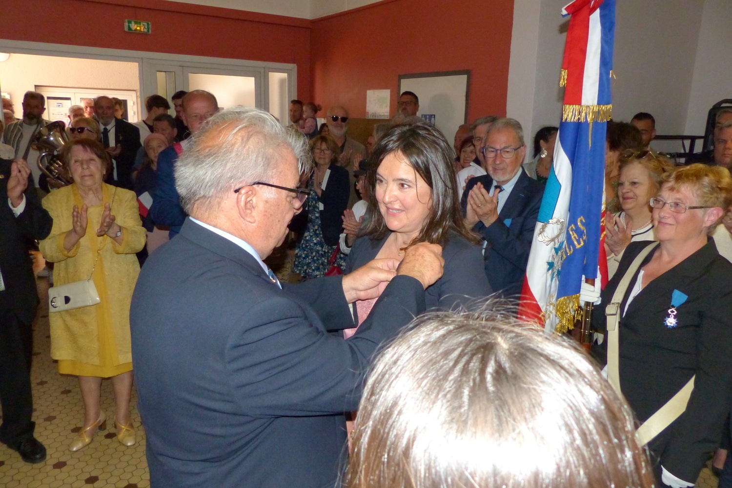Remise de la médaille de Chevalier de l’ONM à Madame Laurence Ausina maire de Bompas.