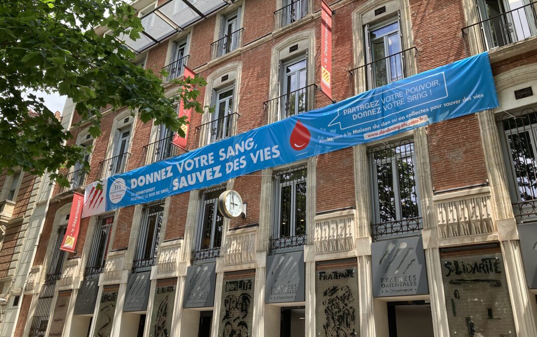 Bâche Don de Sang sur l'hôtel du Département Bâche Don de Sang sur l'hôtel du Département
