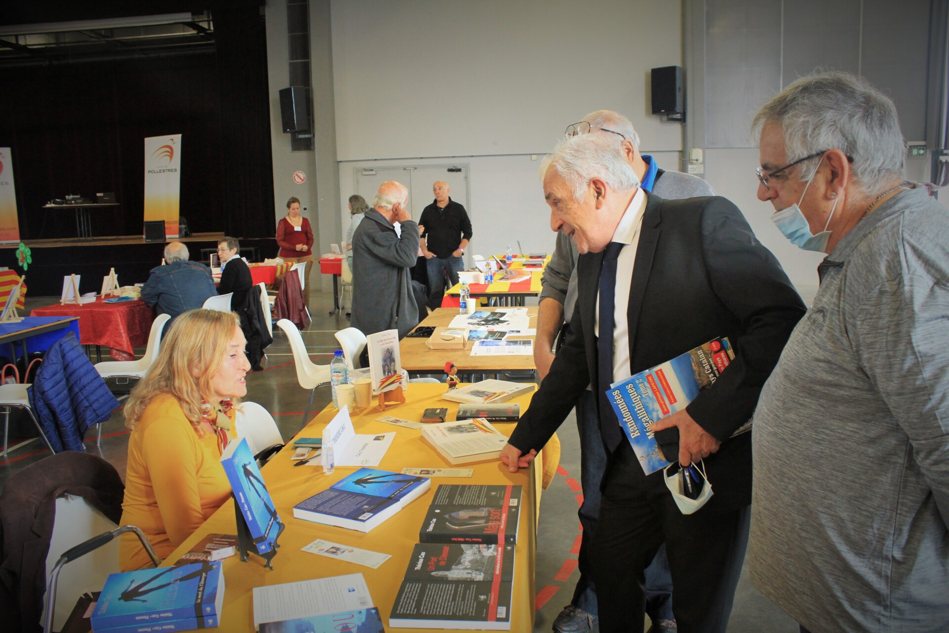 Des livres et du bien-être à Pollestres Rencontre entre Monsieur le Maire Jean-Charles Moriconi et les auteurs.