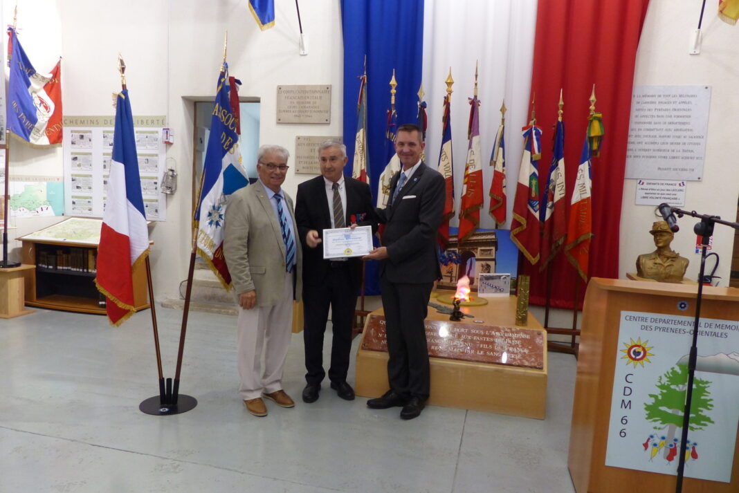 Le diplôme d'honneur remis aux présidents et bénévoles du Centre de Mémoire par Gérard Isern et le directeur Renaud Schouver de l’ONCVG.
