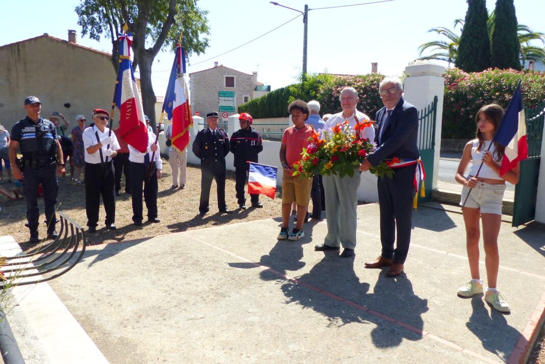 Le maire, Y. Porteix, Gilbert Llong, le Conseil Municipal, le Conseil Municipal des Enfants, les Anciens combattants, les représentants de la gendarmerie et des pompiers