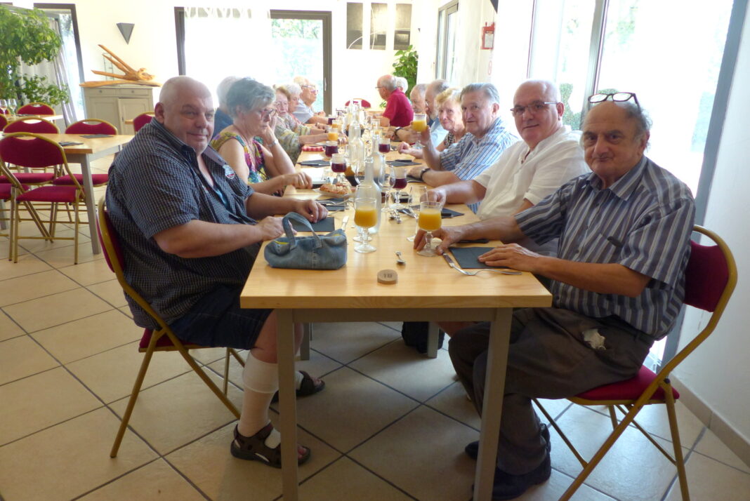 Juste avant le début du repas, l'autre côté de la table. Photo Hervé Oriol.JPG