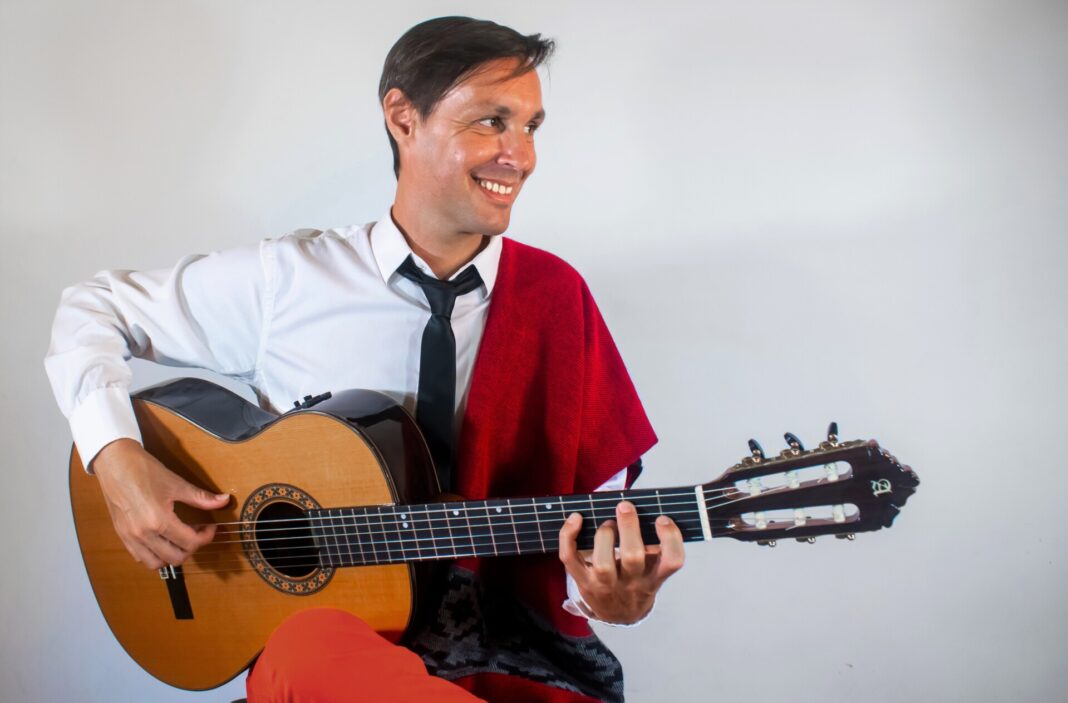 Foto de uso publico 4 Le guitariste argentin Sebastián Pitré poursuit sa tournée en Occitanie, cette fois à Perpignan.