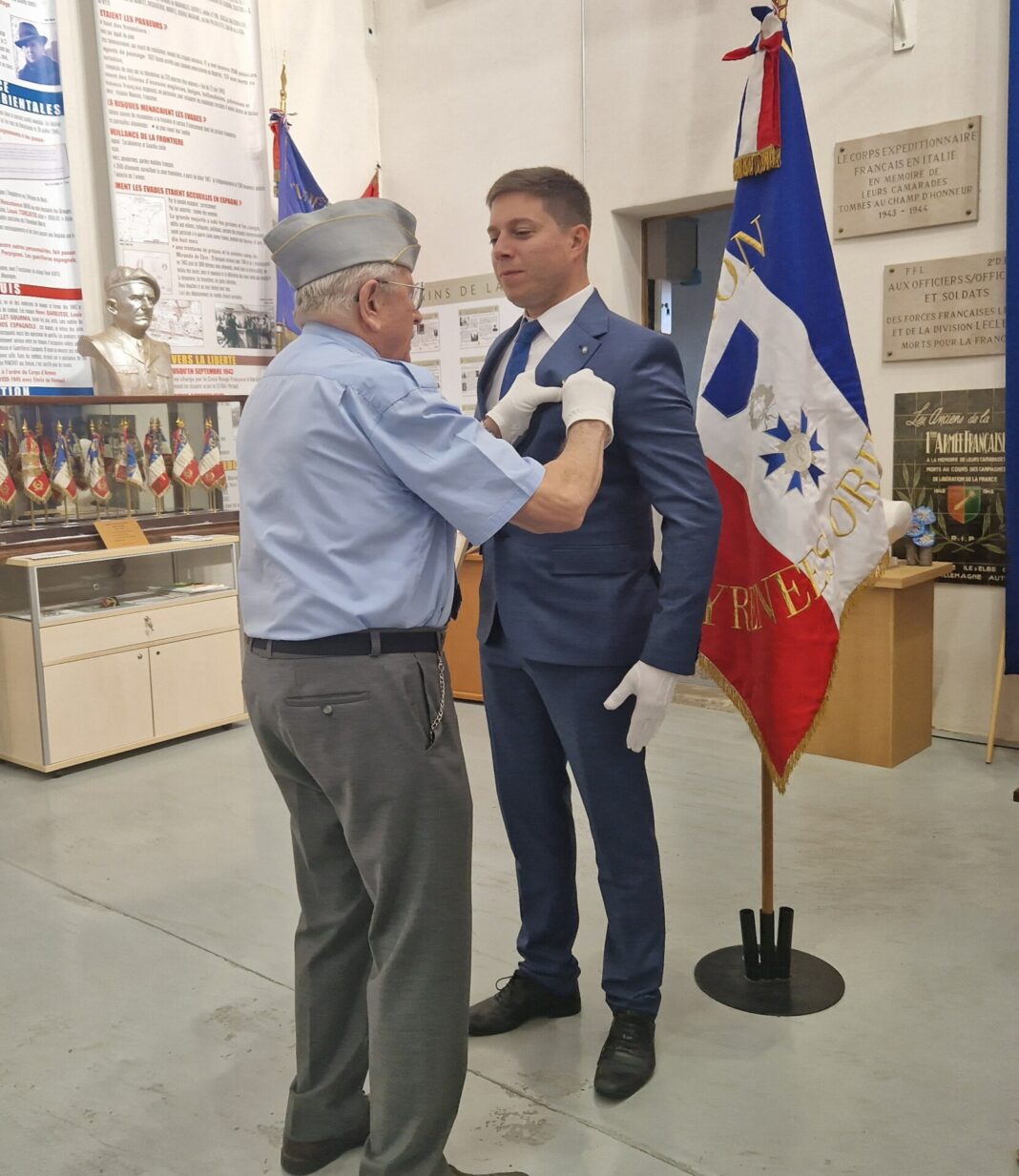 Remise de l'insigne par Diégo D'Aulan à Mehdi Racchi Dendale.