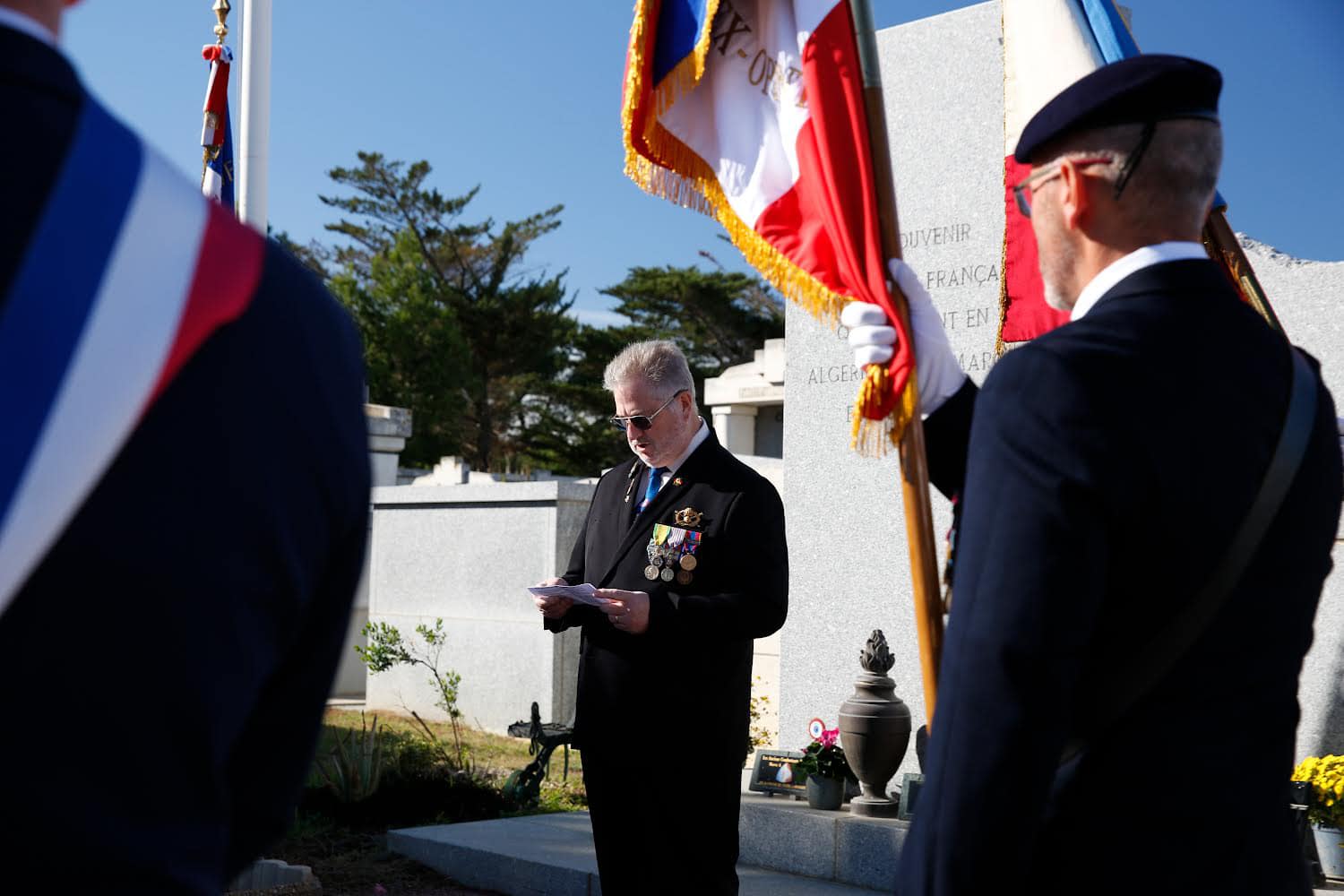 Dépôt de gerbe au cimetière Saint Jacques – stèle Outre-mer à Canet en Roussillon.