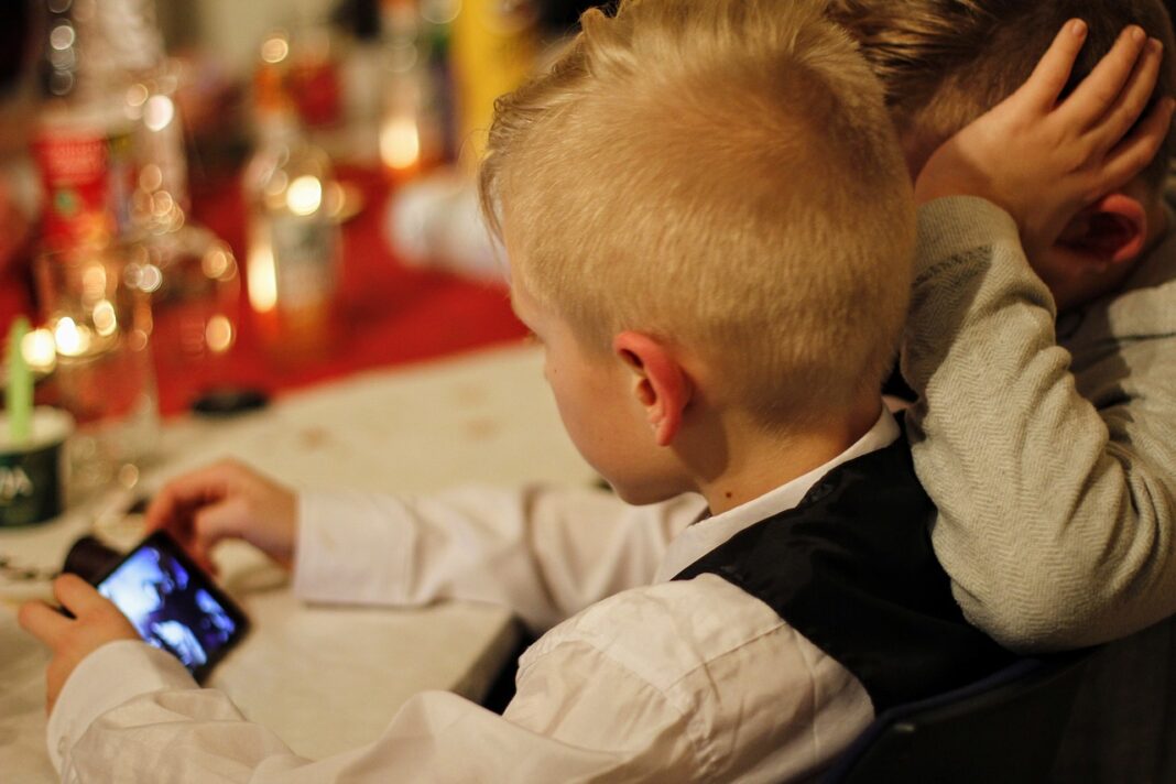 Enfant smartphone trop tôt Espagne, Usa, France - Sans portable pour nos jeunes