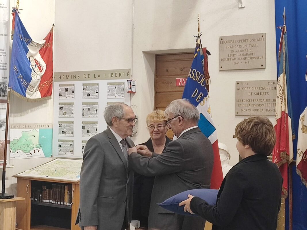 Le président de l'ANMONM66 Gérard Isern décore M. Pierre-Marie Lecerf de la médaille de l'ONM