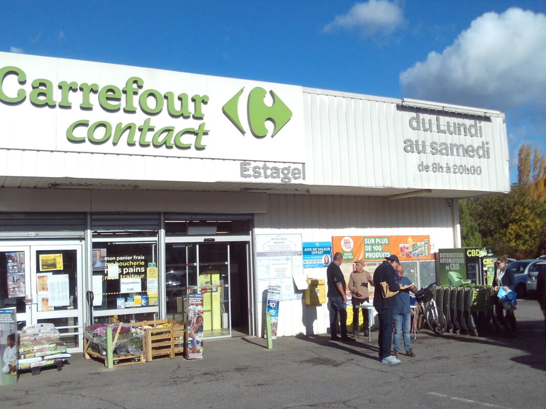 SUNP0006 Présence de l'association dimanche 12 novembre matin devant Carrefour à Estagel