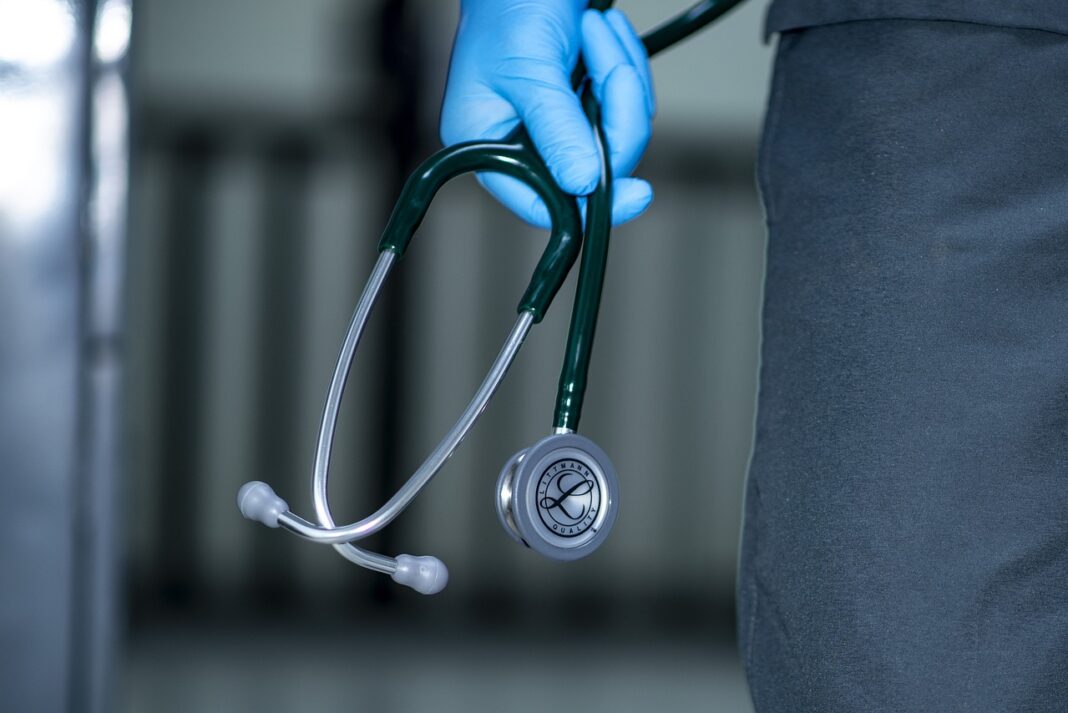 stethoscope-médecin NON à la traque des médecins libres !