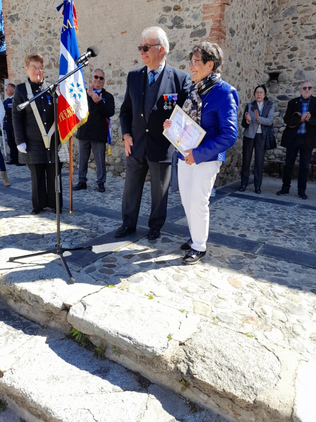 Diplôme d’honneur de l’ANMONM remis à Mme Mercédès Marty par le président Gérard Isern avec la médaille départementale de l’association
