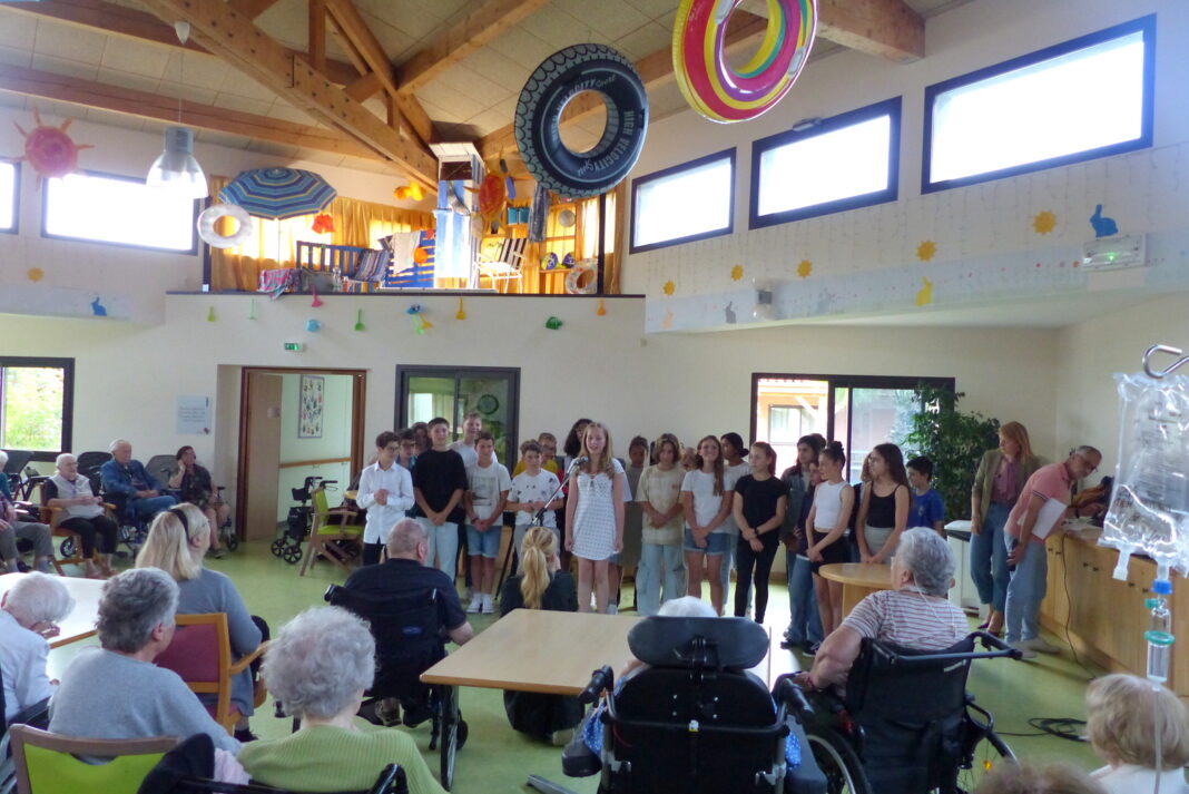 Marion et le groupe des collégiens chante (La vie en rose)