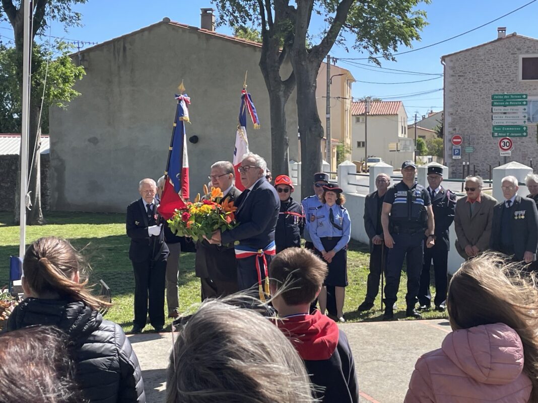 Mise en place pour le dépot de la gerbe au pied du monument aux morts