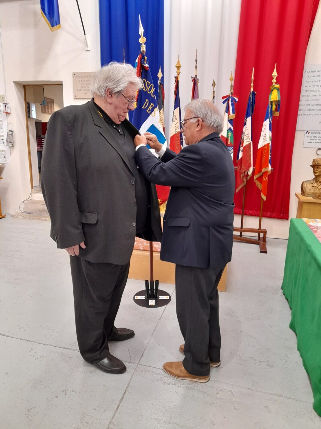 Remise des insignes de l'ONM à Paul Goze