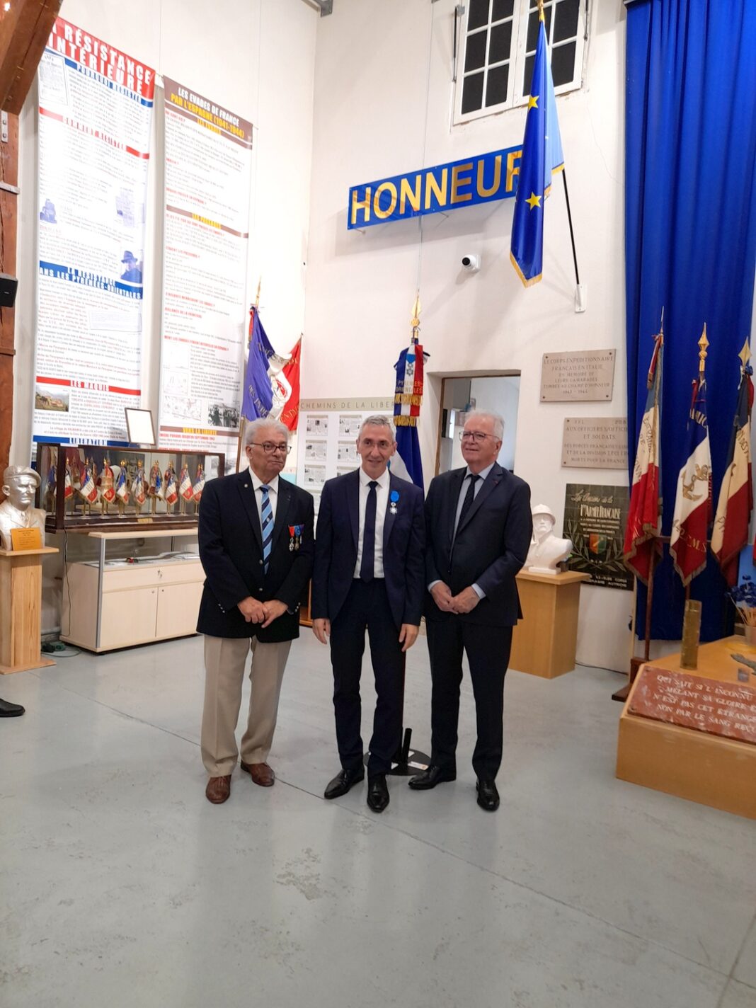 Au centre M. Jérôme Benezeh, entouré de Gérard Isern, président de l'ANMONM66 et de M. Michel Jeannoutot