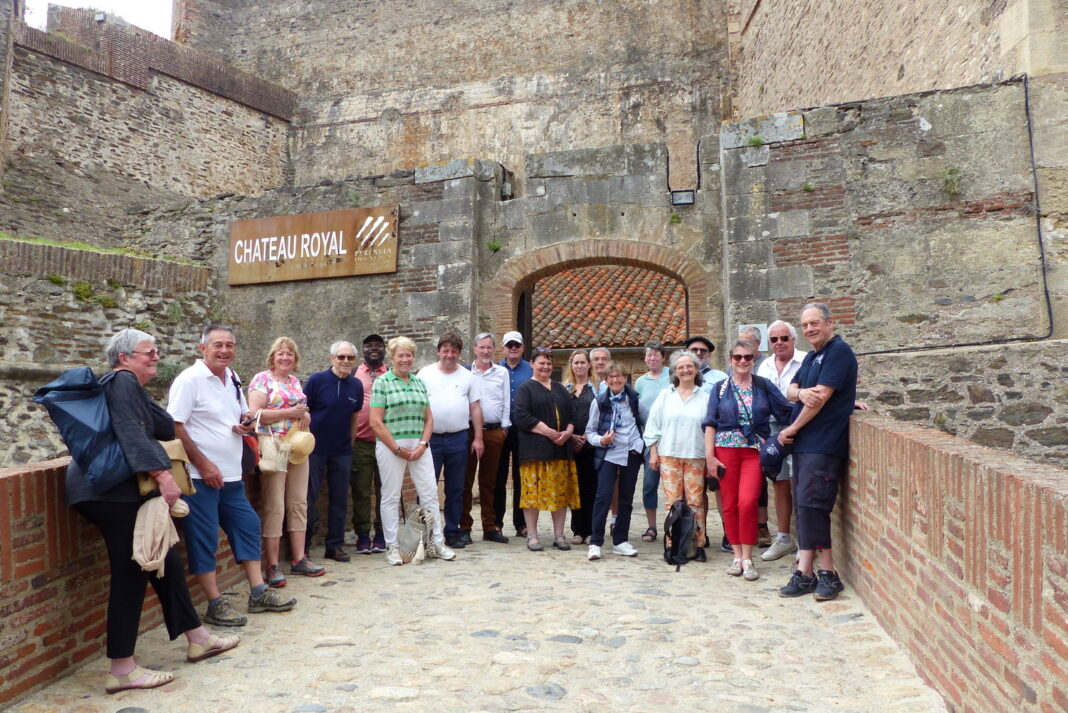 L'ensemble des participants devant l'entrée du Château Royal de Collioure