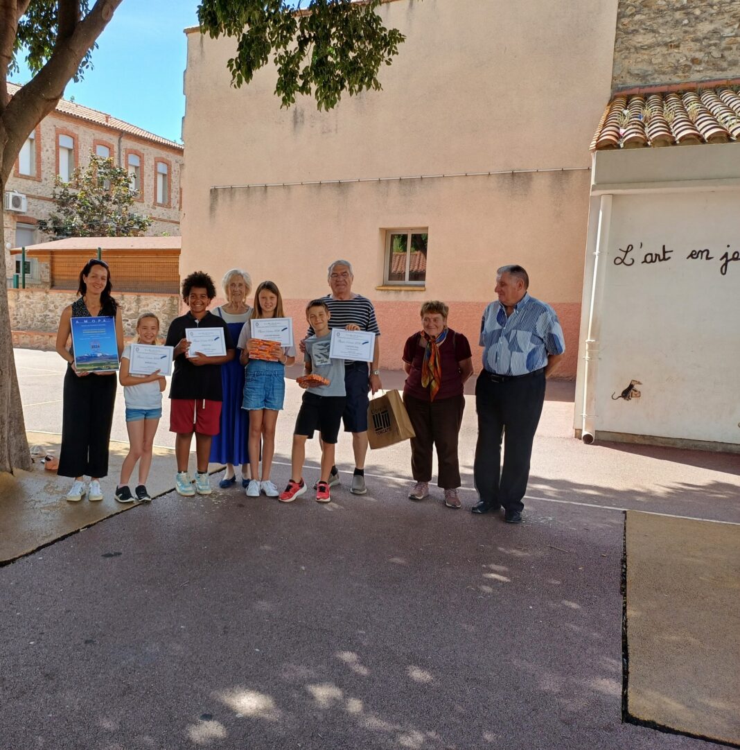 Les lauréats posent pour la photo souvenir