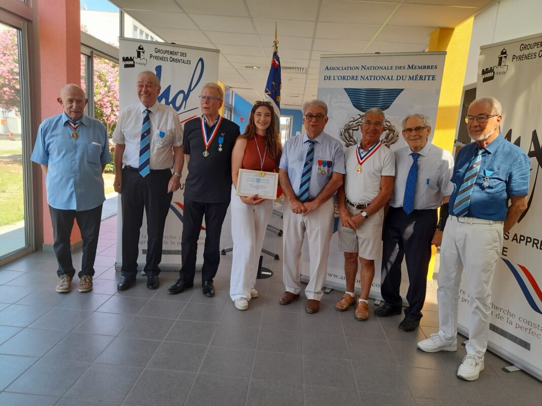 Les membres de l'ANMONM66 et des Meilleurs ouvriers de france entoure la lauréate
