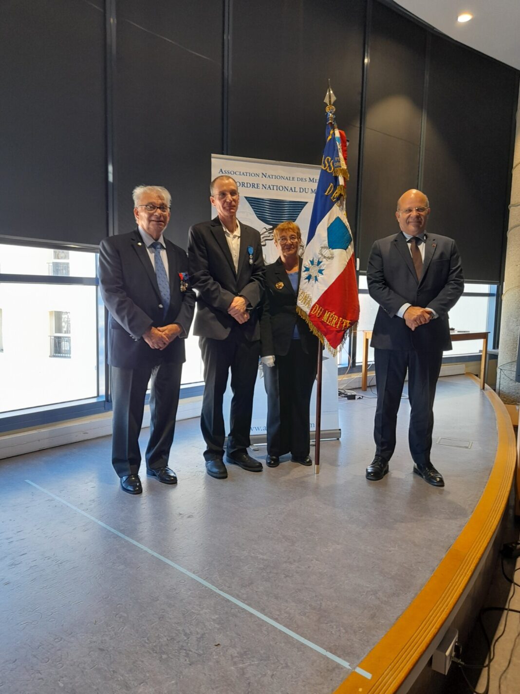 GàD(Gérard Isern-Yves Desdevises, récipiendaire-Sonia Julien, porte drapeau et l'Amiral Prazuck, directeur de l’Institut des Océans