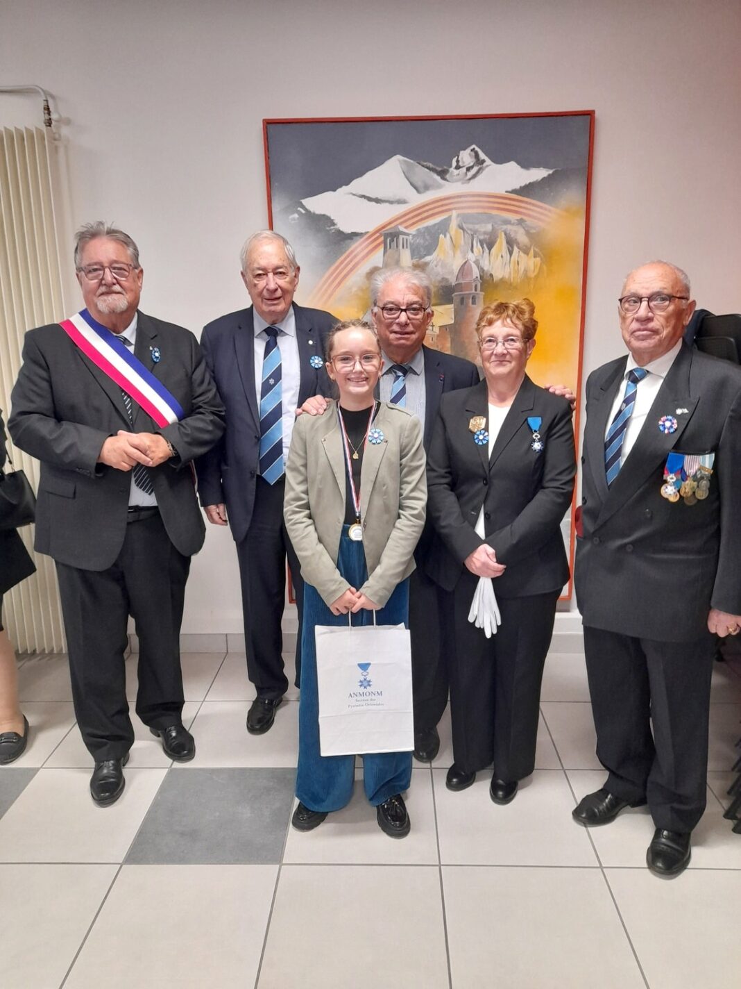 Les officiels entourent la lauréate Victoire Morel